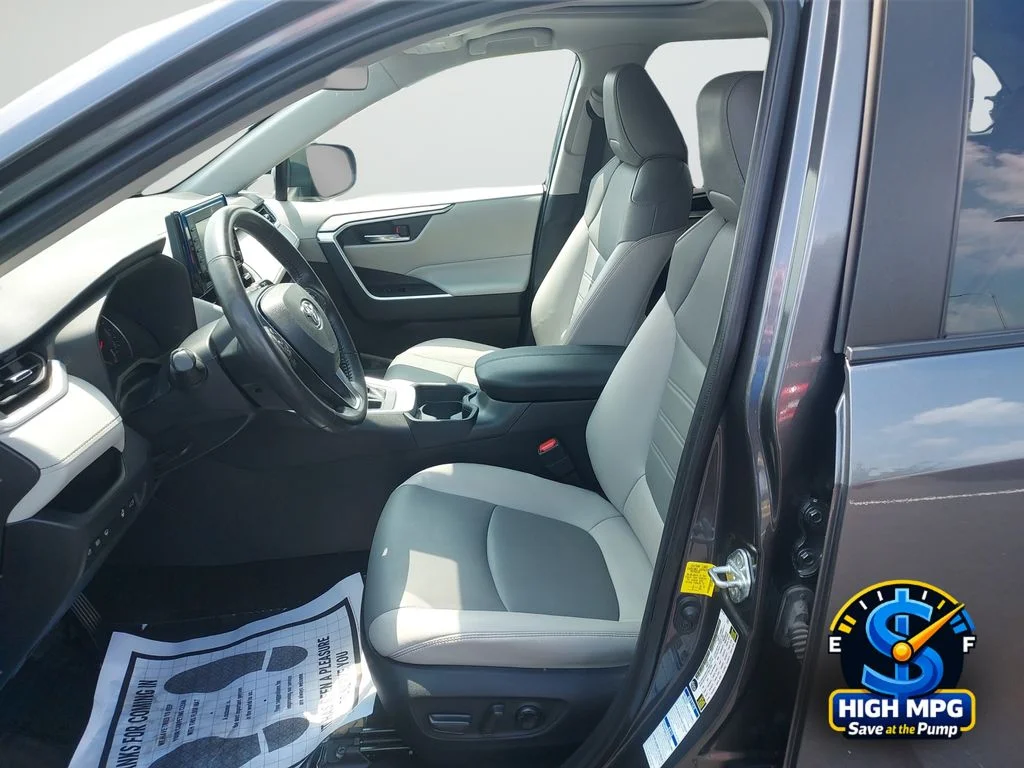 Used 2021 Gray Toyota XLE Premium image 27
