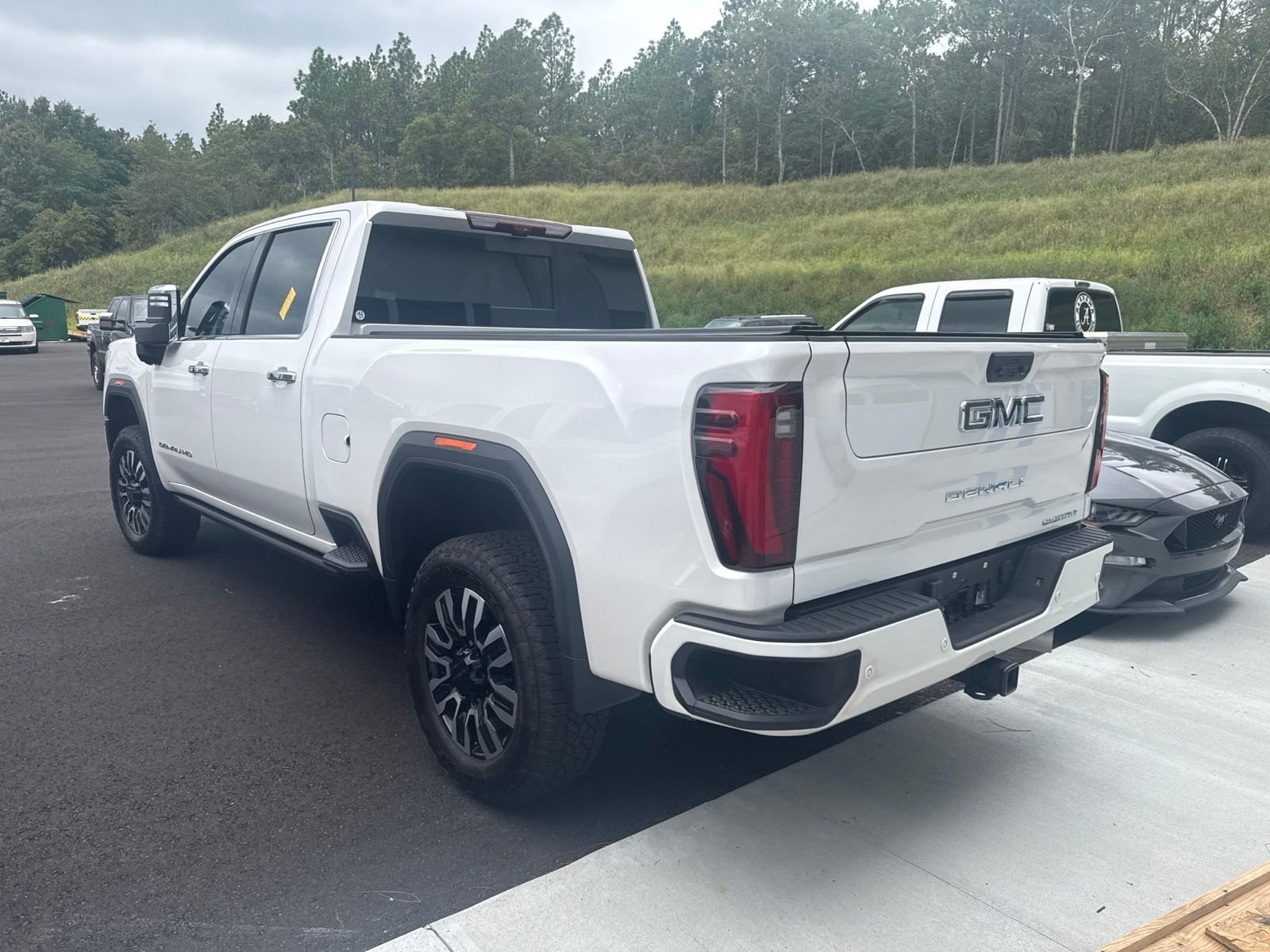 Used 2025 White GMC Denali Ultimate image 4