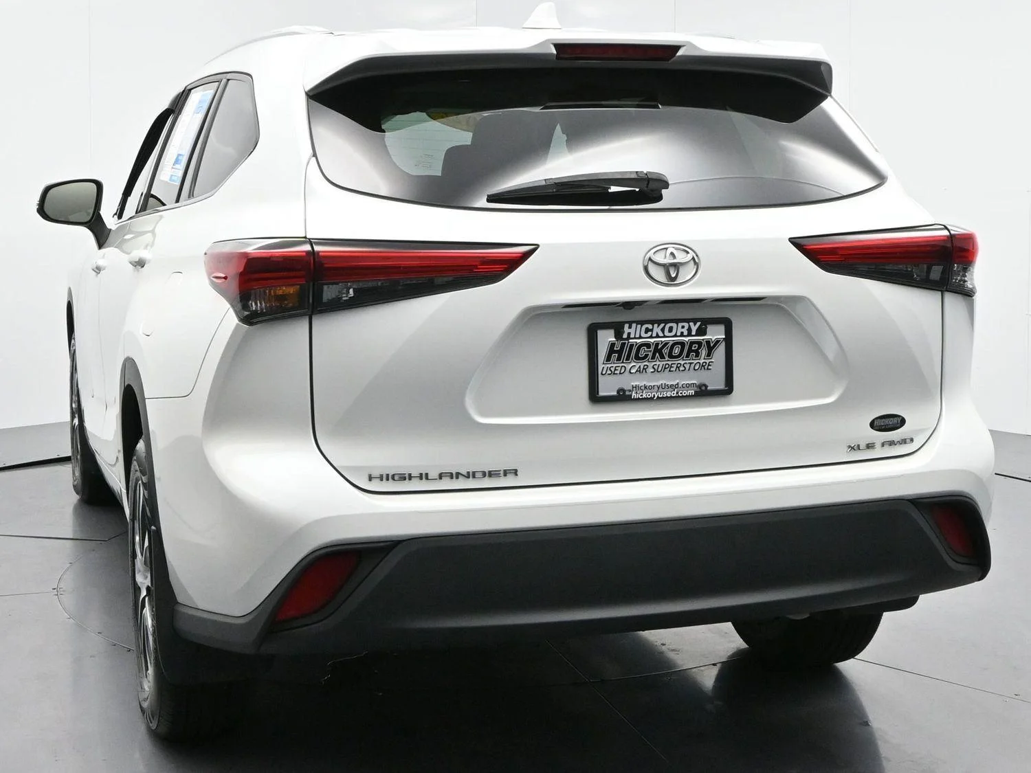 Used 2022 Wind Chill Pearl Toyota XLE image 6