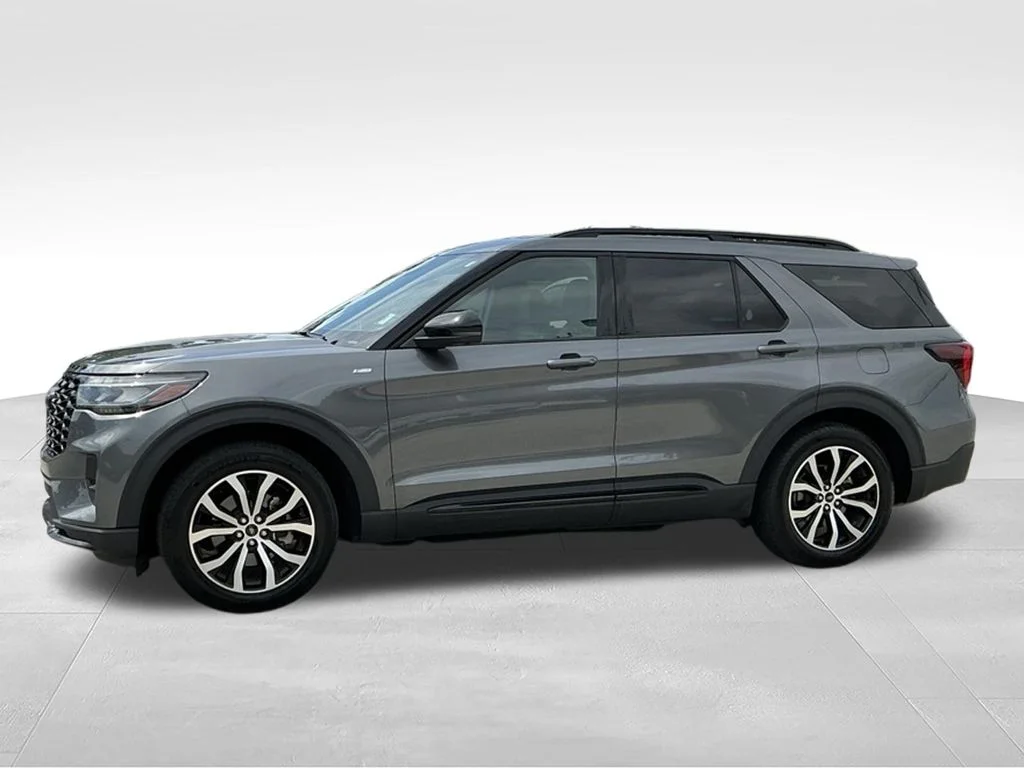 Used 2025 Gray Ford ST-Line image 3