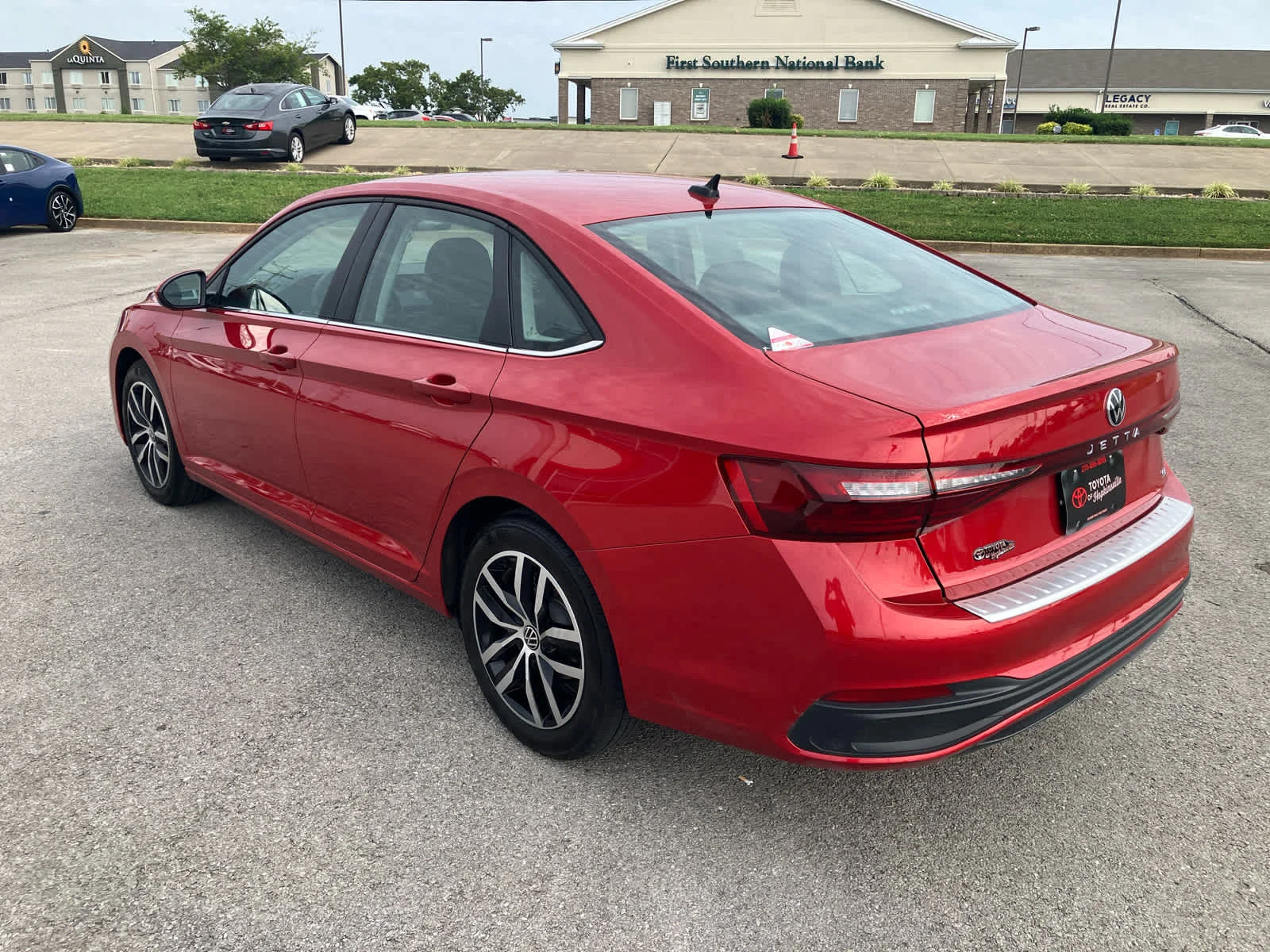 Used 2025 Kings Red Metallic Volkswagen SE image 5