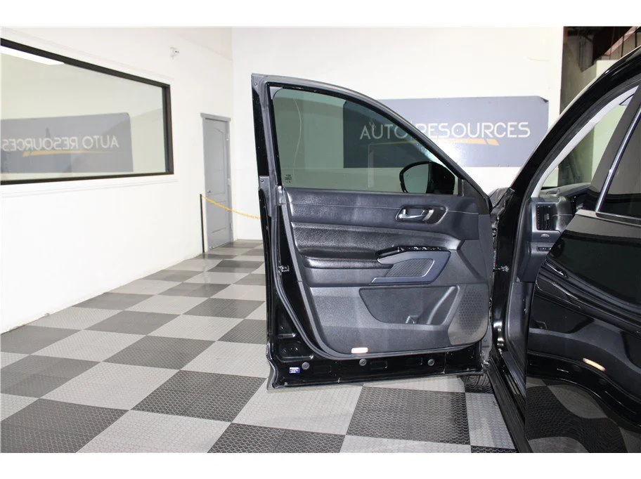 Used 2022 Super Black Nissan SL image 11
