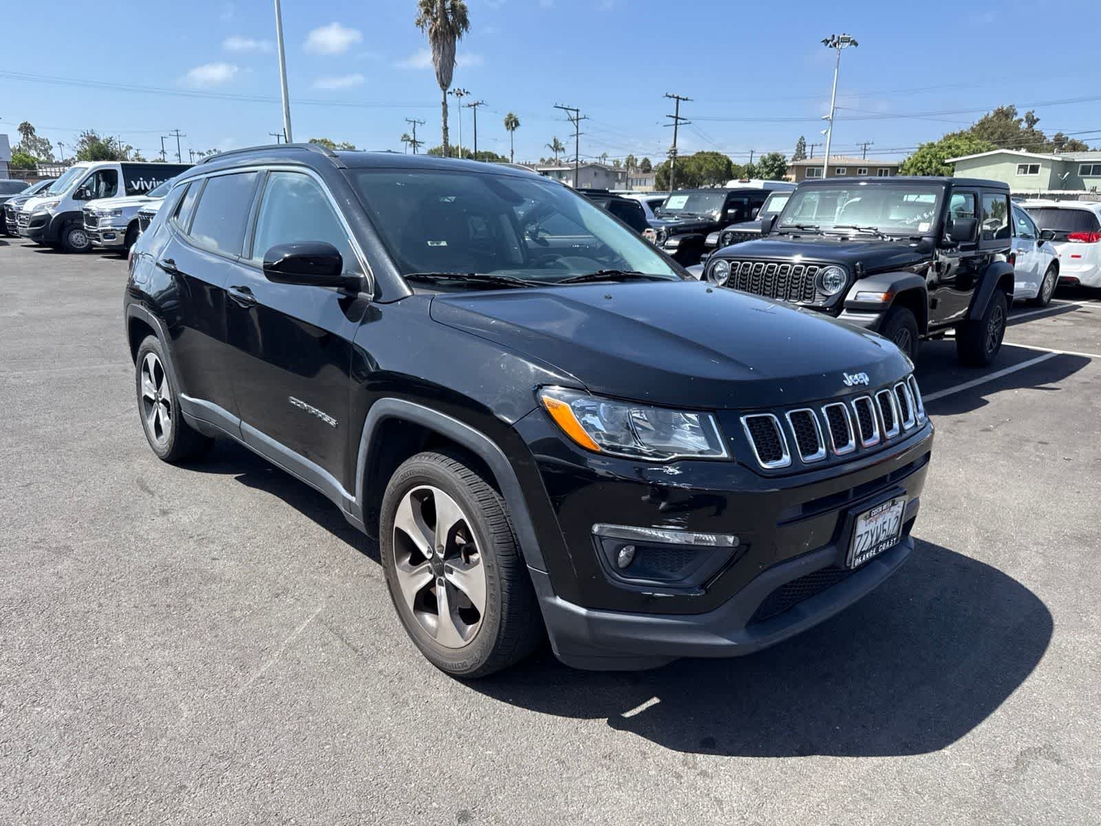 Used 2017 Diamond Black Crystal Pearlcoat Jeep Latitude image 7