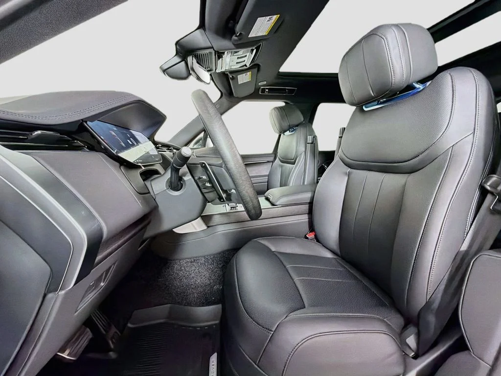 New 2026 Varesine Blue Land Rover SE image 22