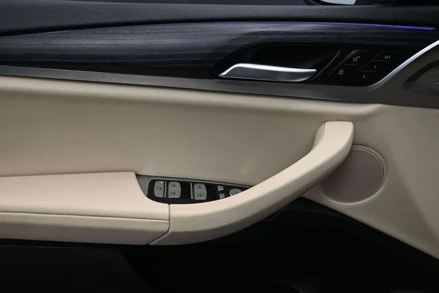 Used 2022 White BMW xDrive30i image 7