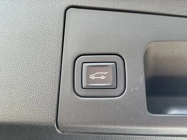 Used 2019 CRYSTAL WHITE TRICOAT Cadillac AWD Sport image 11