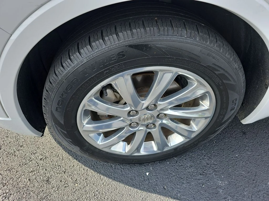 Used 2019 White Buick Essence image 9