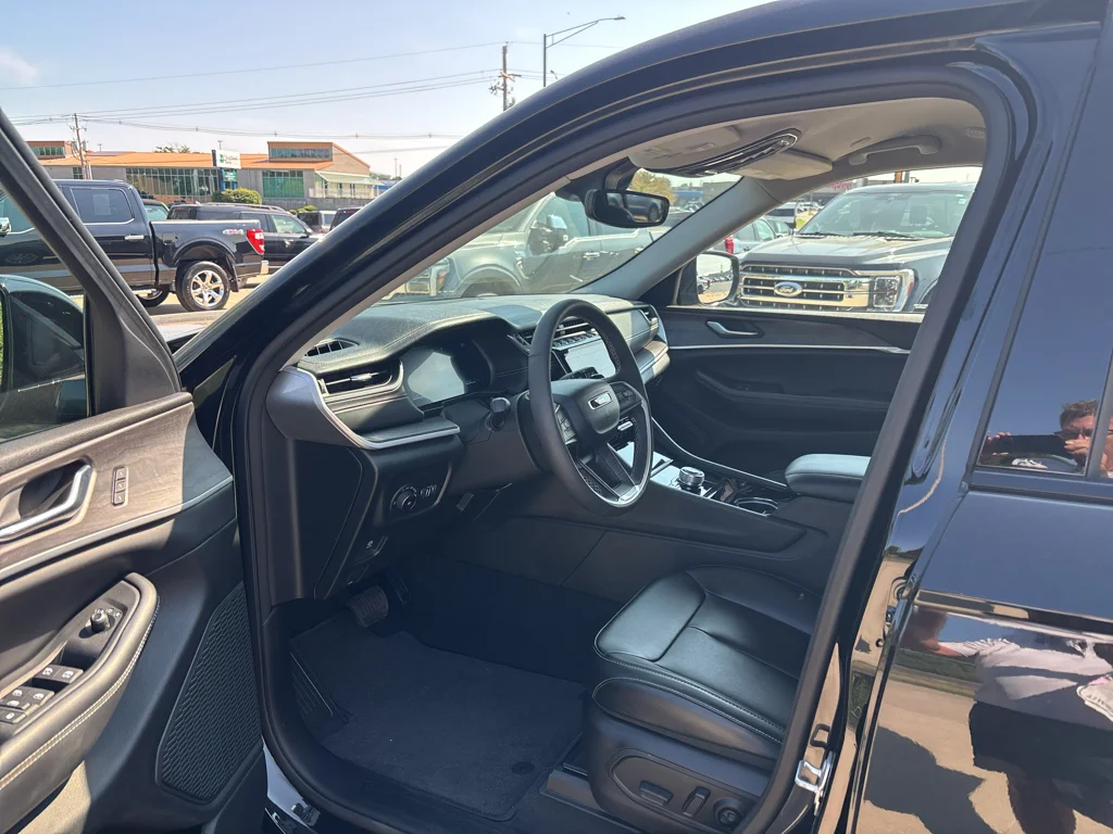 Used 2023 Diamond Black Jeep Limited image 9