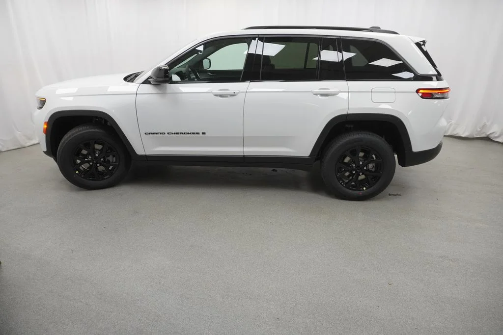 New 2026 Bright White Clear-Coat Exterior Paint Jeep Altitude image 14