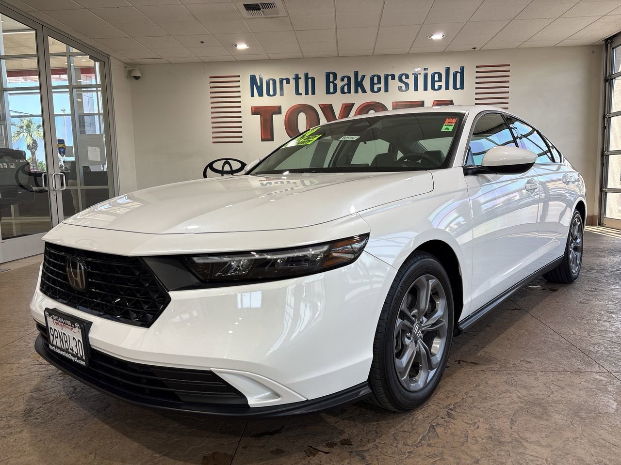 Used 2024 White Honda EX image 6