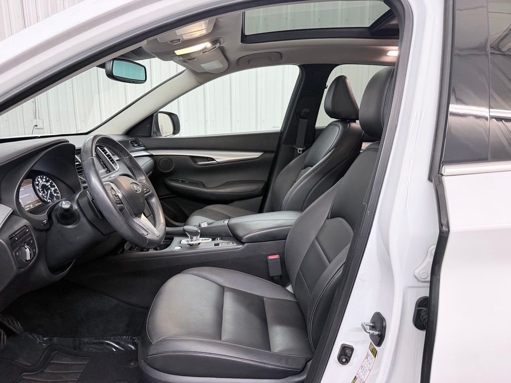 Used 2020 White INFINITI LUXE image 10