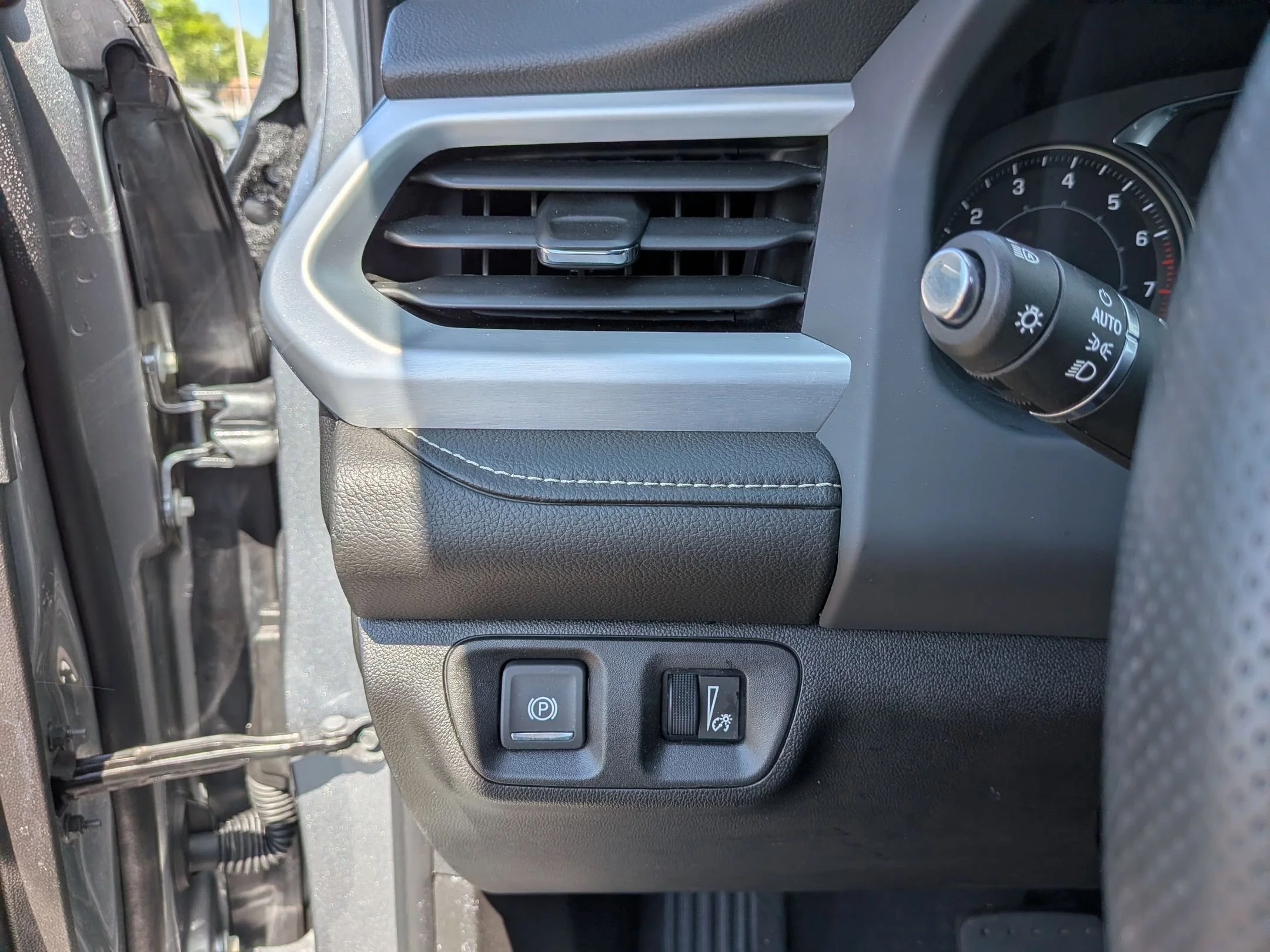Used 2023 Sterling Metallic GMC SLE image 17