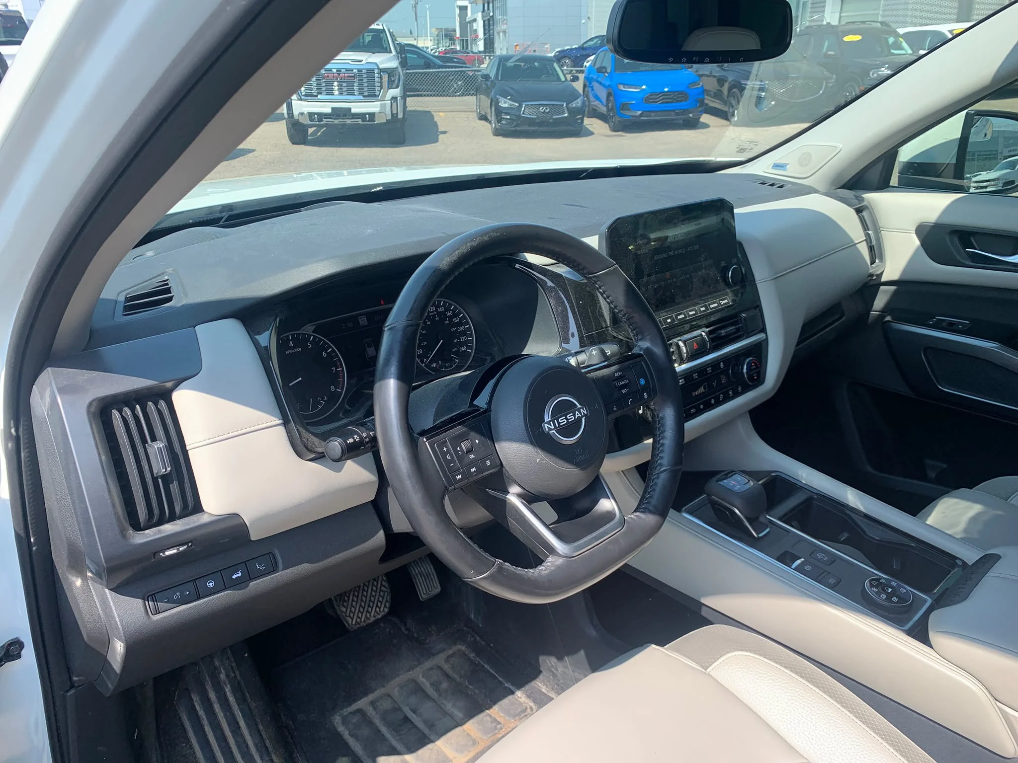 Used 2022 White Nissan SL image 7