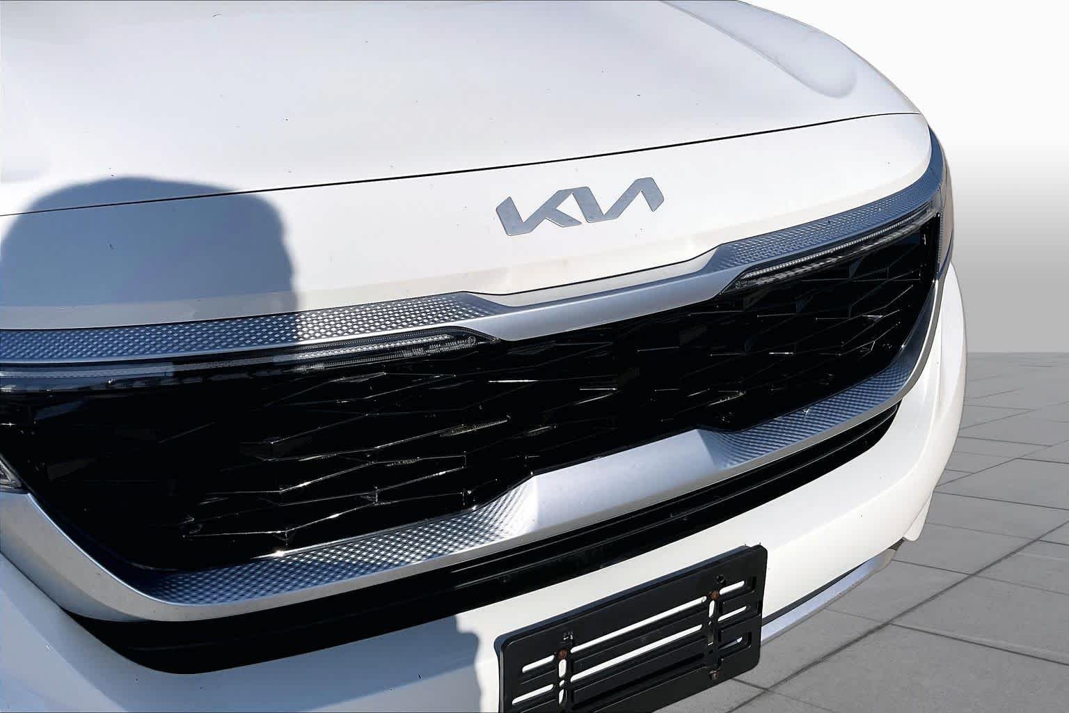 Used 2022 Clear White/Black Roof Kia S image 29