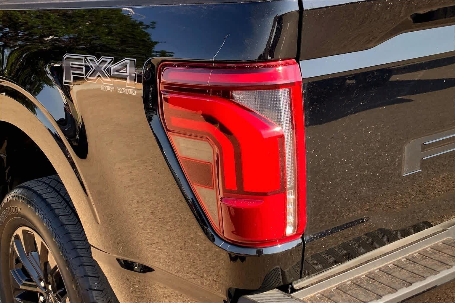 Used 2025 Agate Black Metallic Ford LARIAT image 29