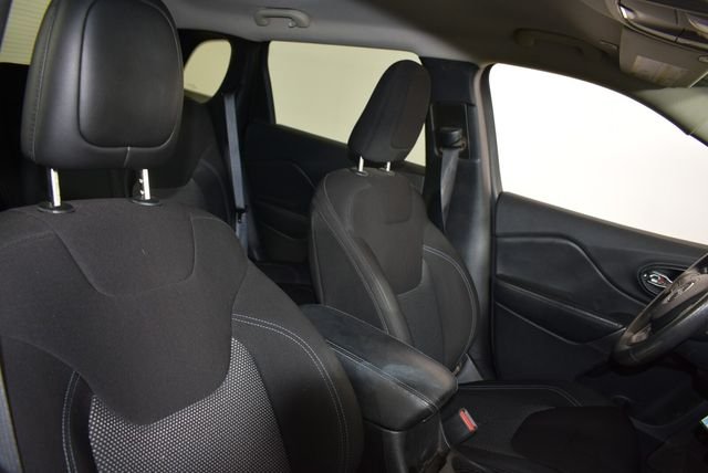 Used 2019 Red Jeep Latitude image 13