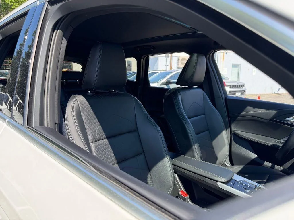 Used 2026 White BMW xDrive28i image 9