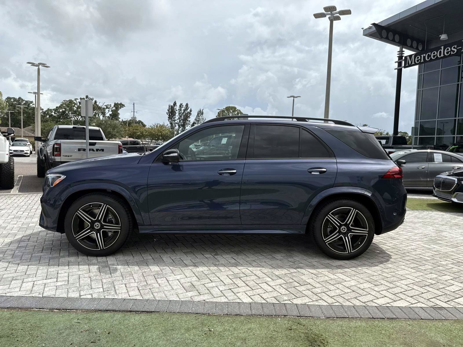New 2026 Twilight Blue Metallic Mercedes-Benz 450 4MATIC® SUV image 3