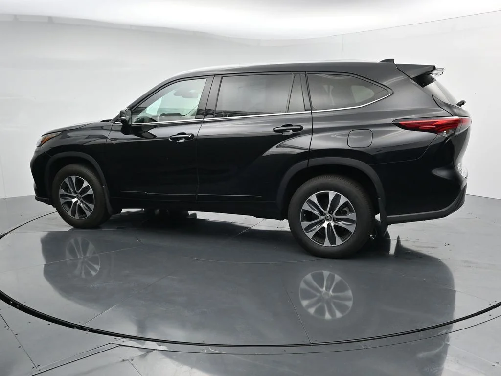 Used 2022 Black Toyota XLE image 4