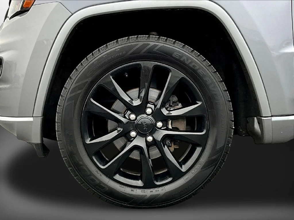 Used 2020 Silver Jeep Altitude image 34