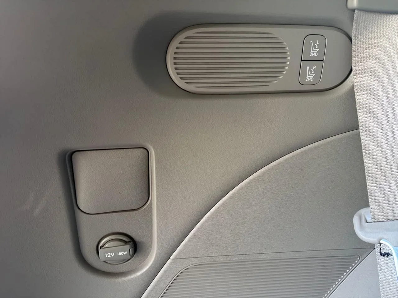 New 2027 Silver Hyundai SEL 7P image 12