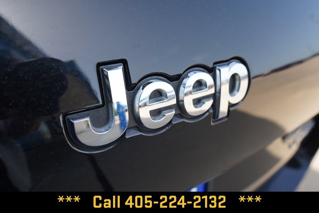 Used 2023  Jeep Laredo image 5