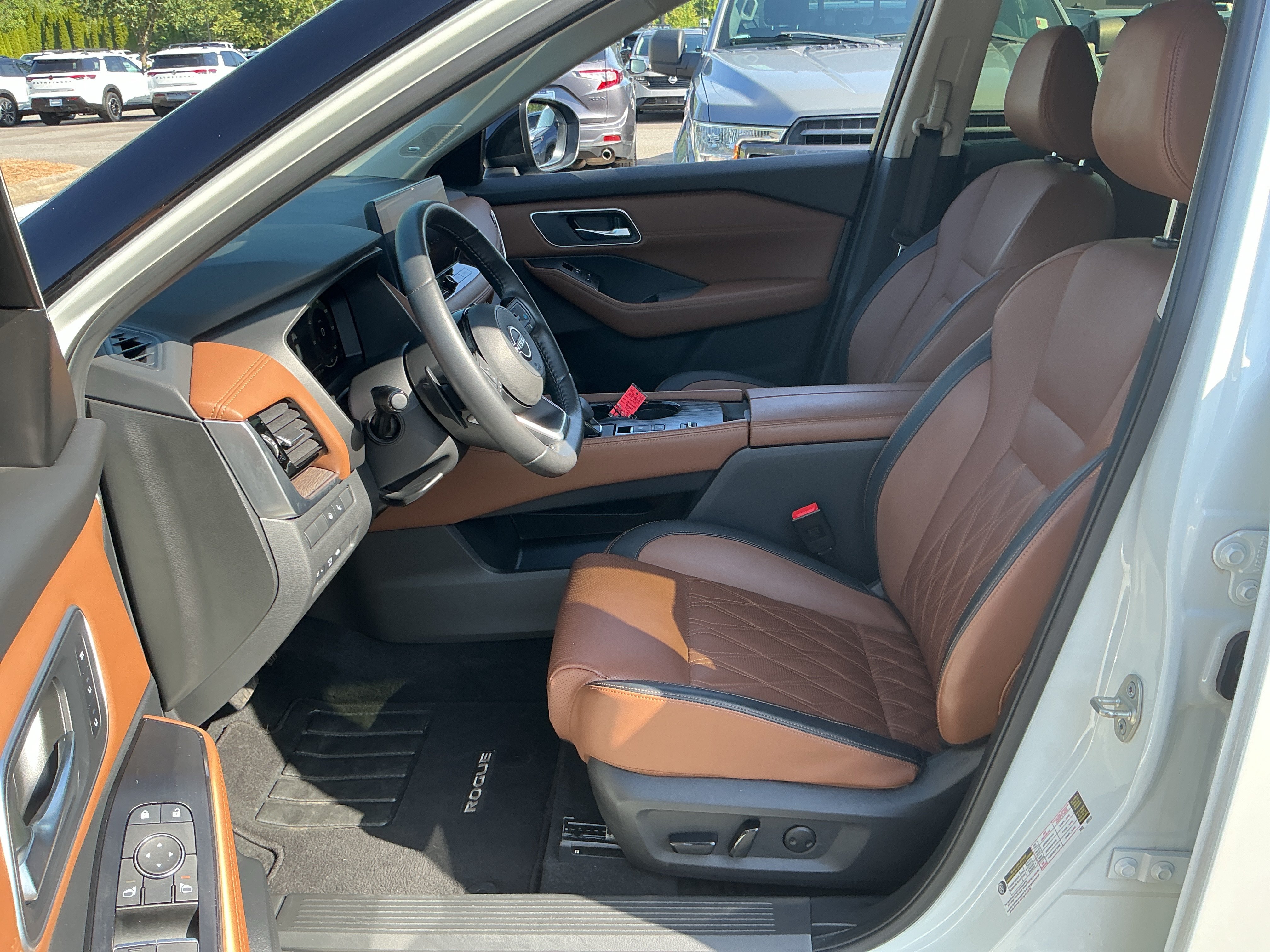 Used 2024 Everest White Pearl/Super Black Nissan Platinum image 12