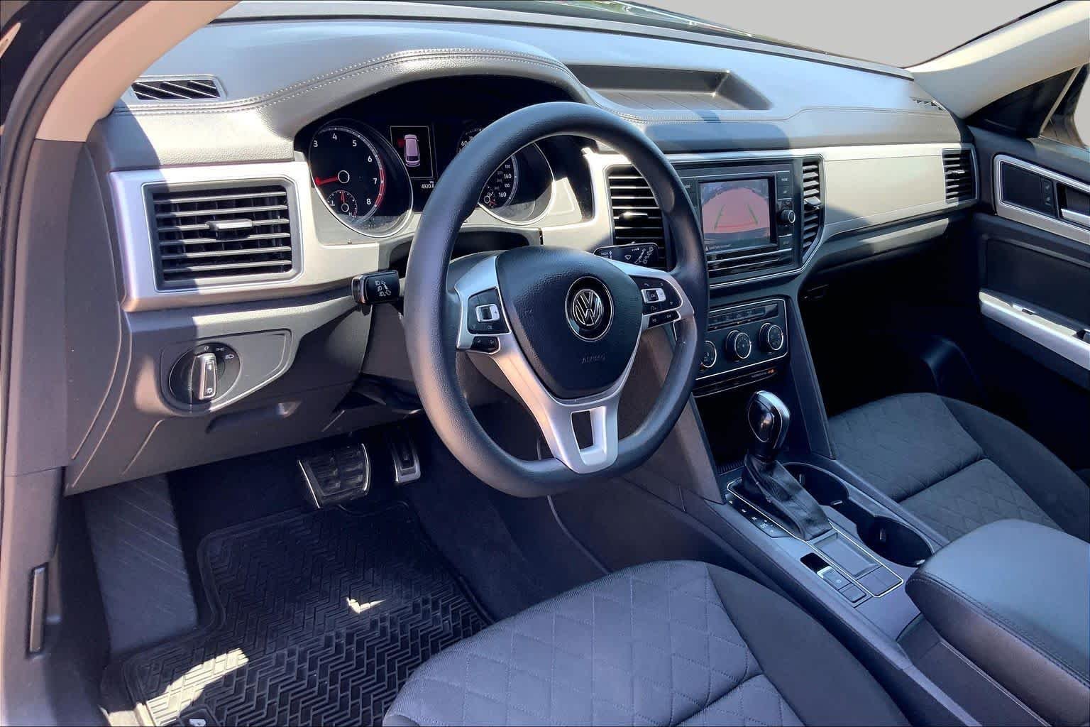 Used 2018 DEEP BLACK PEARL EFFECT Volkswagen 2.0T S image 17