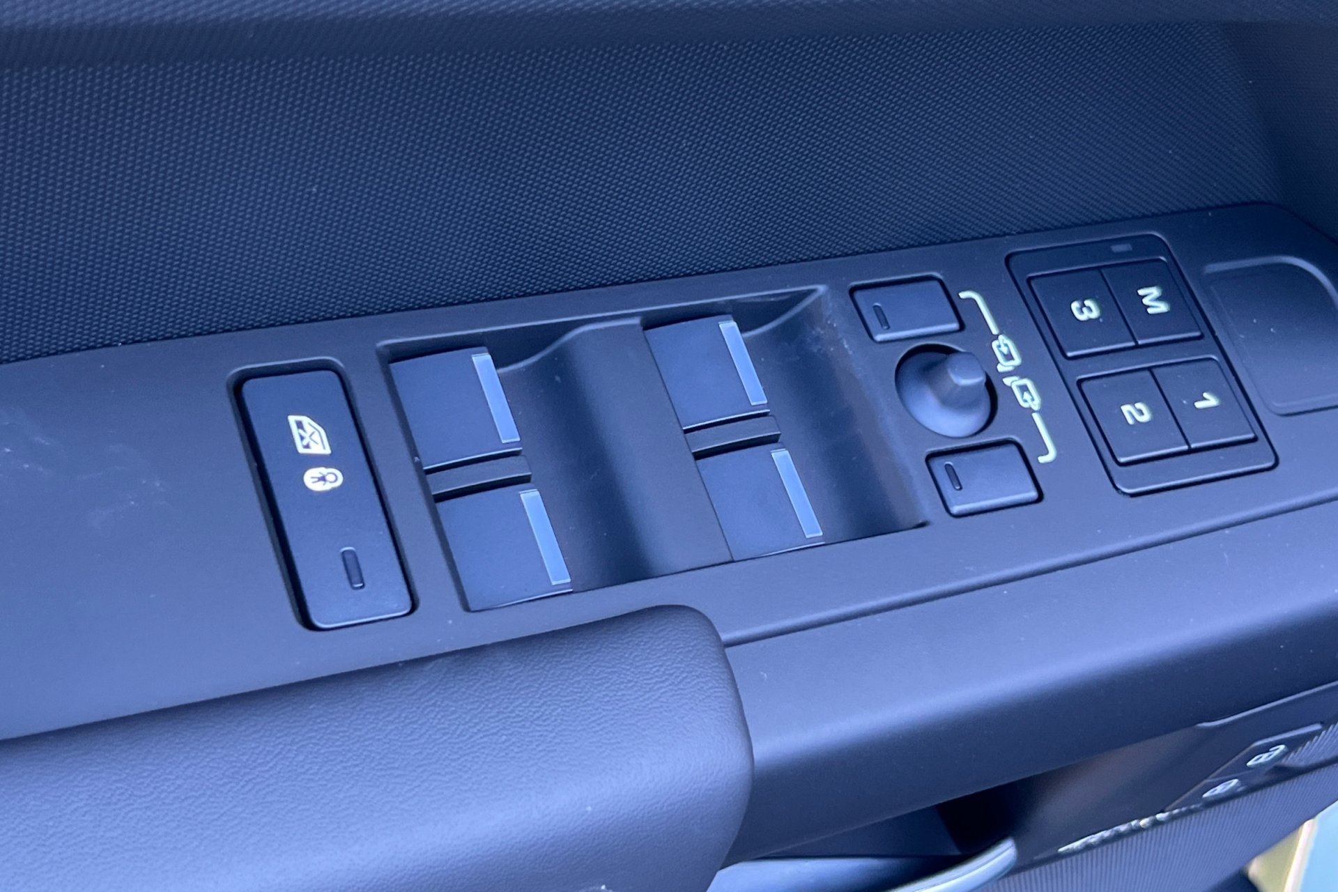 New 2026 Woolstone Green Land Rover X-Dynamic SE image 15