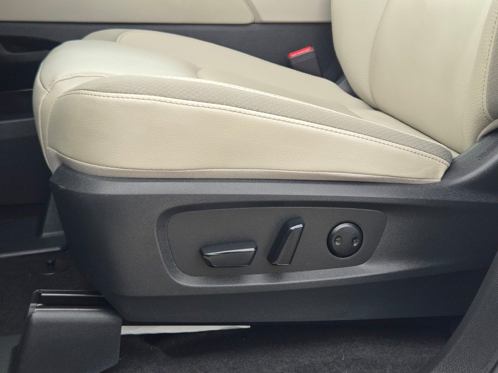 Certified Used 2025 White Nissan SL image 22