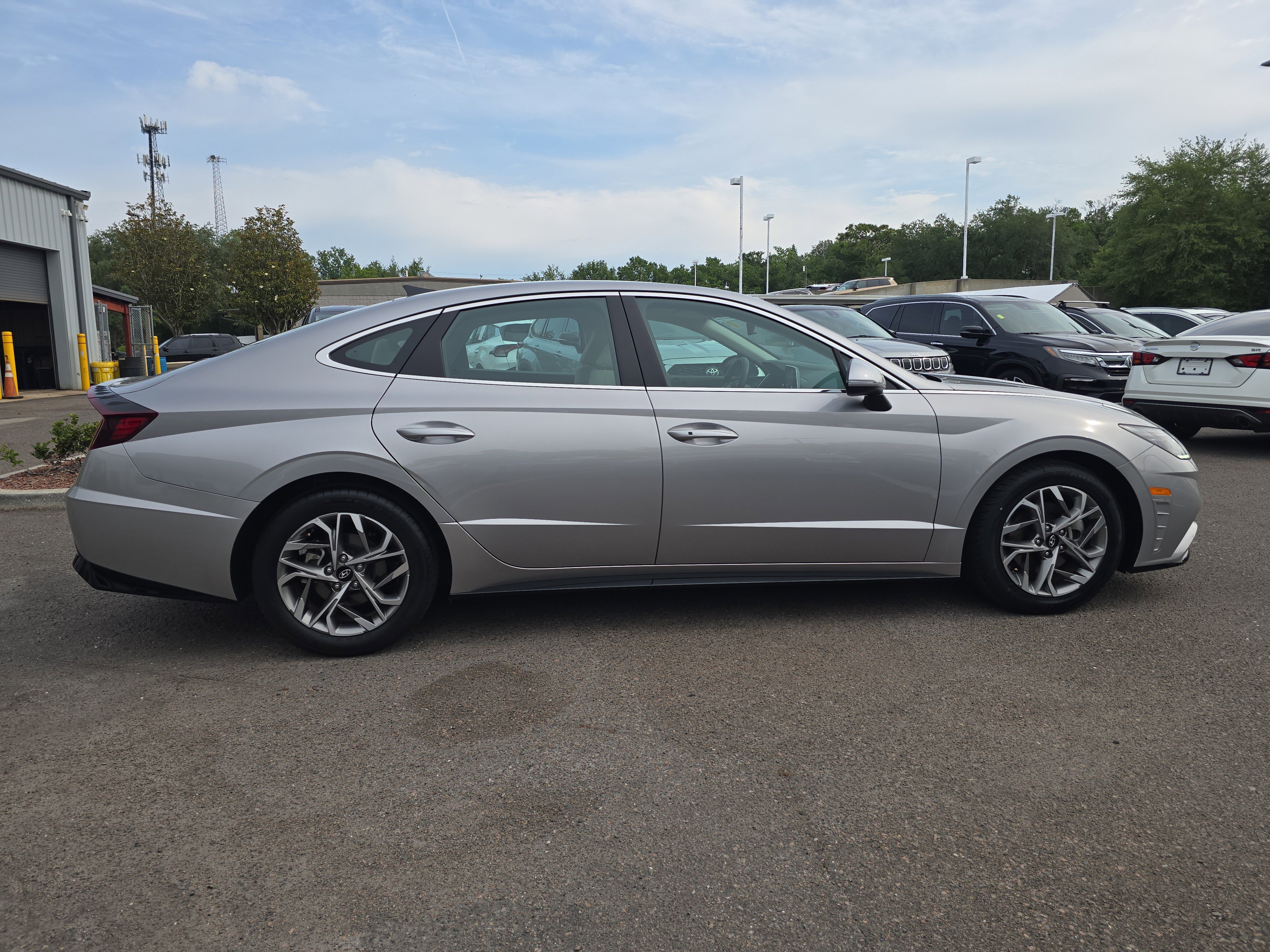 Used 2021 Shimmering Silver Pearl Hyundai SEL image 9