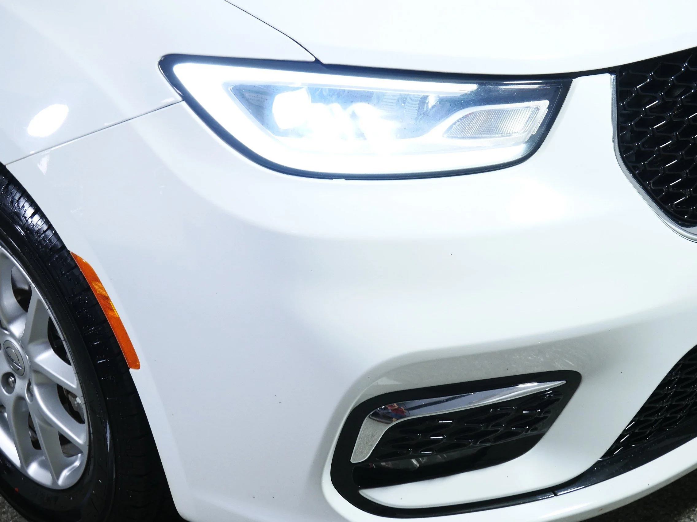 Used 2021 Bright White Clearcoat Chrysler Touring L image 16