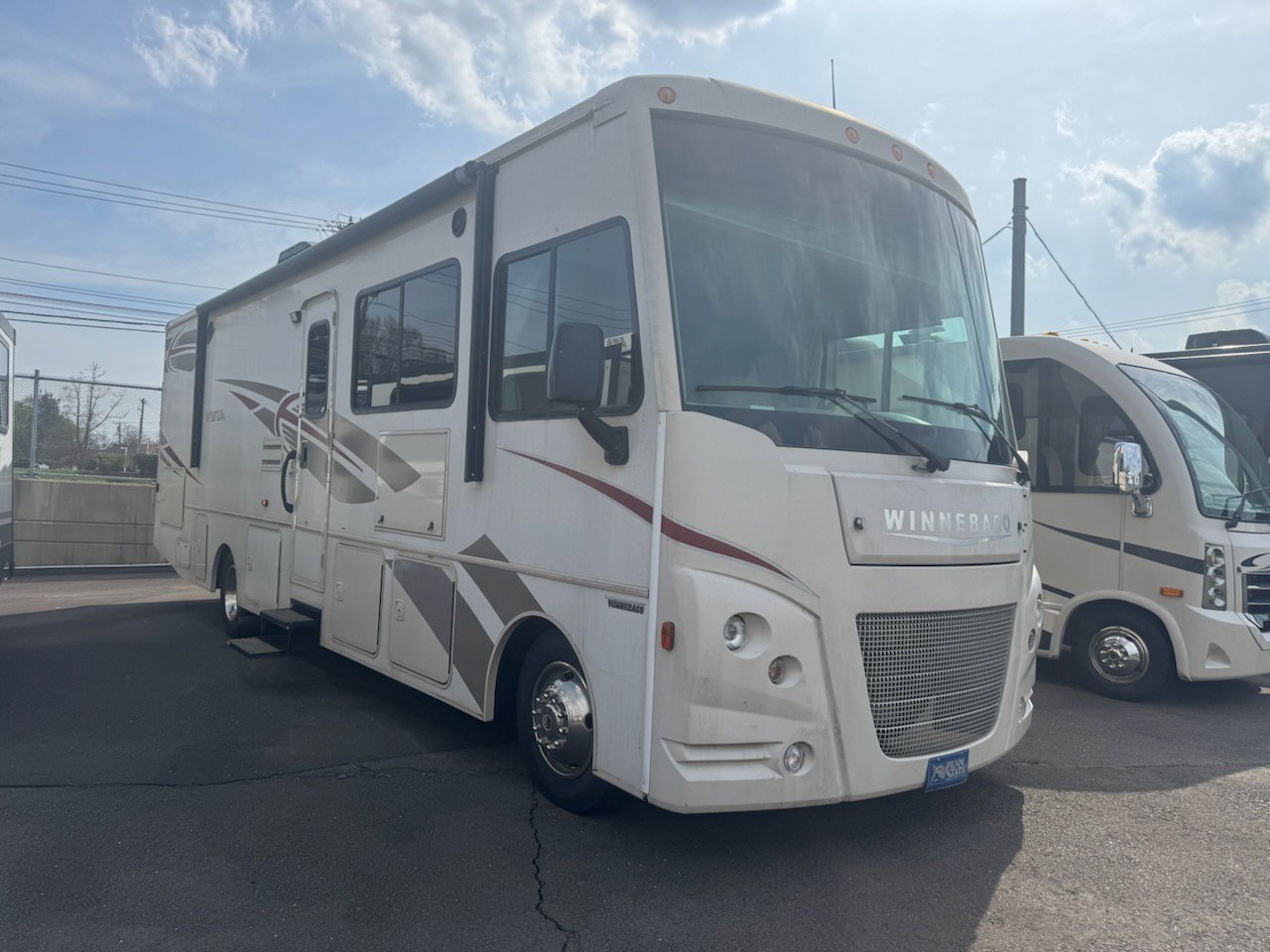 Used 2017  Winnebago 31BE image 2