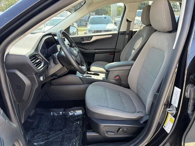Used 2022 Black Ford SE image 13