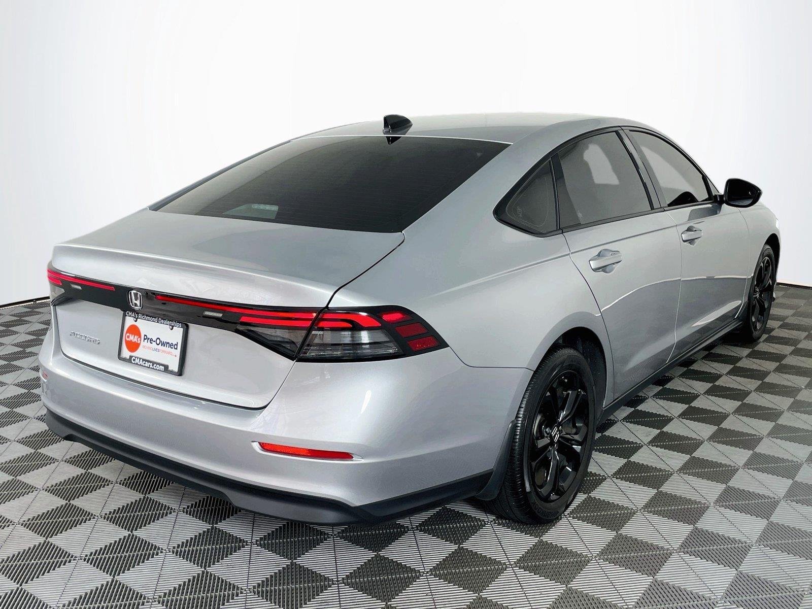 Used 2025 Solar Silver Metallic Honda SE image 11