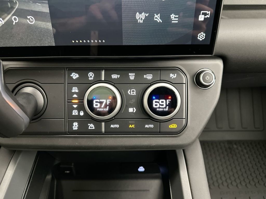 New 2026 Woolstone Green Land Rover X-Dynamic SE image 13
