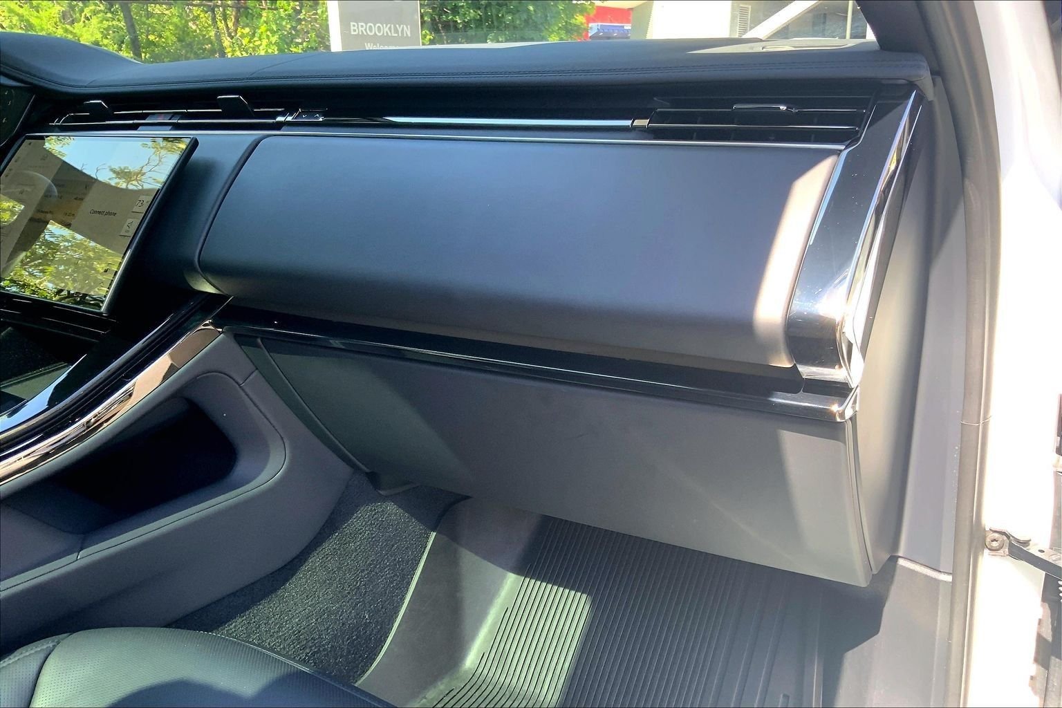 Certified Used 2025 Fuji White Land Rover SE image 18
