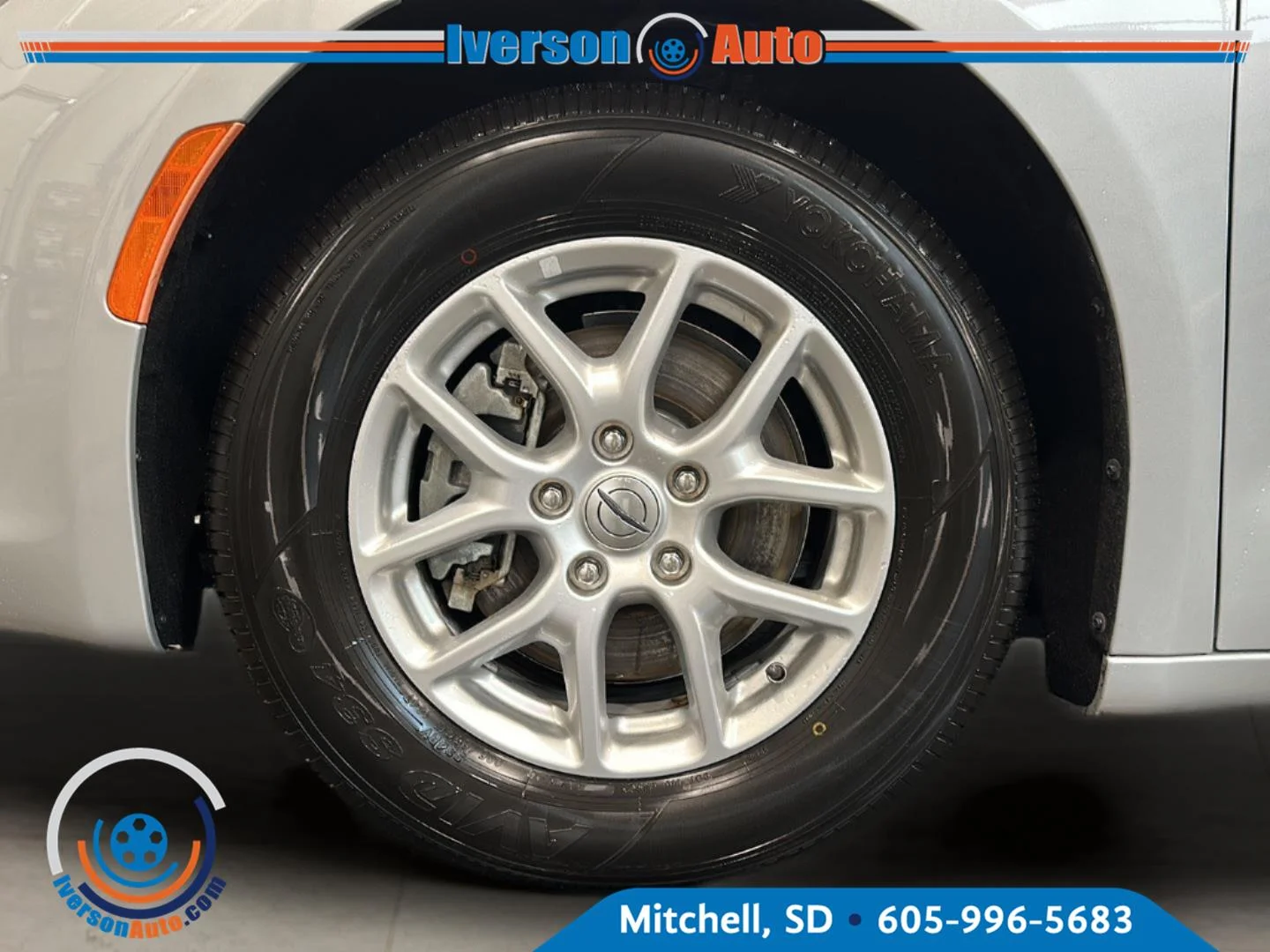 Used 2023 Silver Mist Clearcoat Chrysler LX image 9
