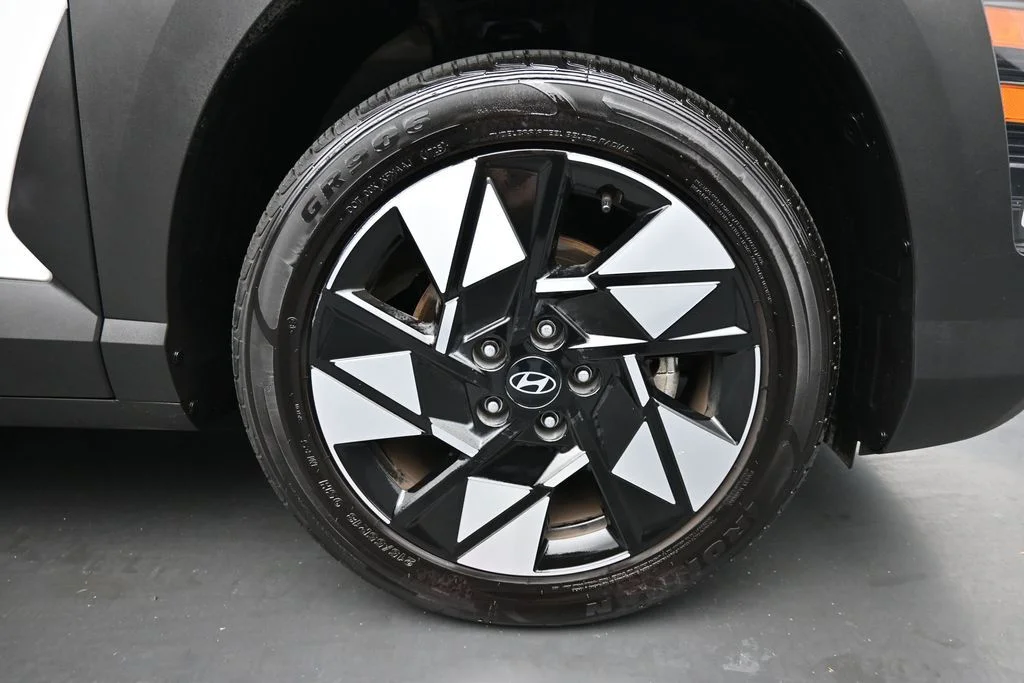 Used 2025 White Hyundai SEL image 10
