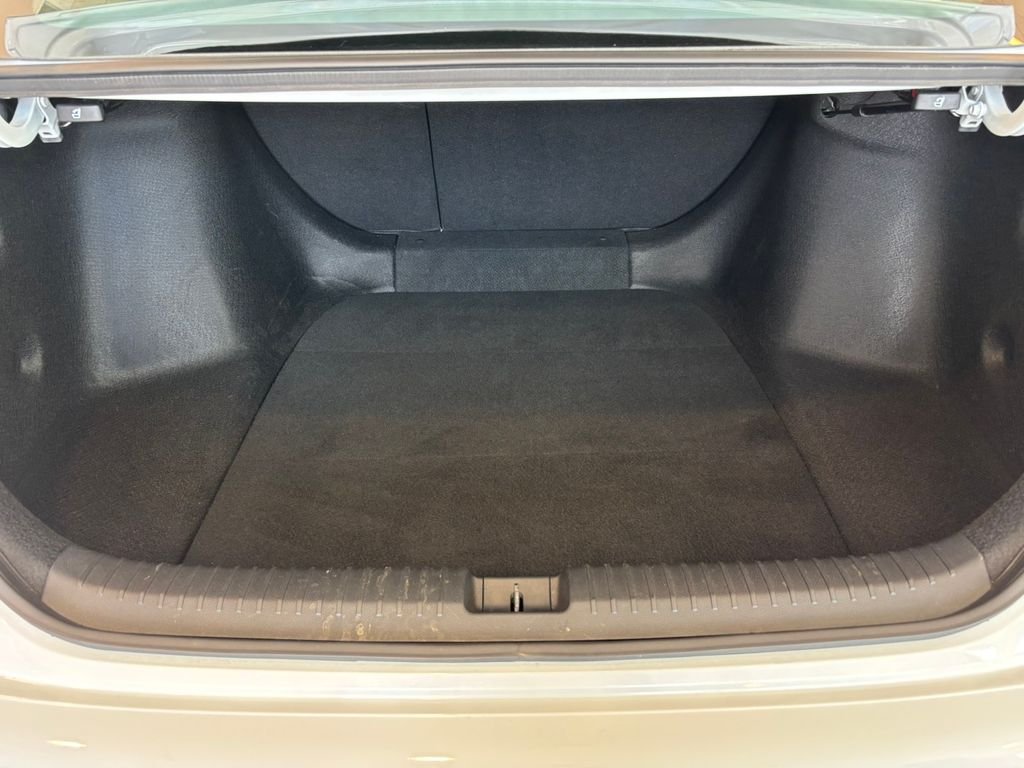 Used 2023 White Honda EX image 28