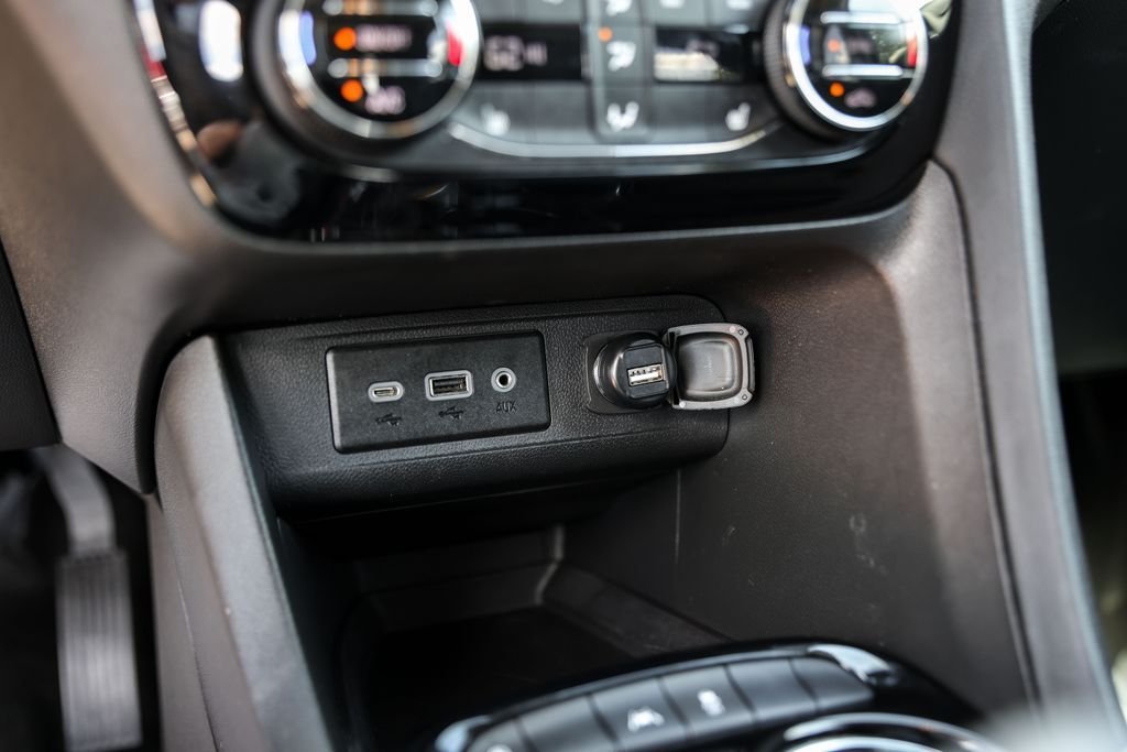 Used 2023 Black Buick Essence image 22