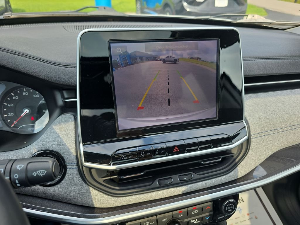 Used 2022 Silver Jeep Latitude image 19
