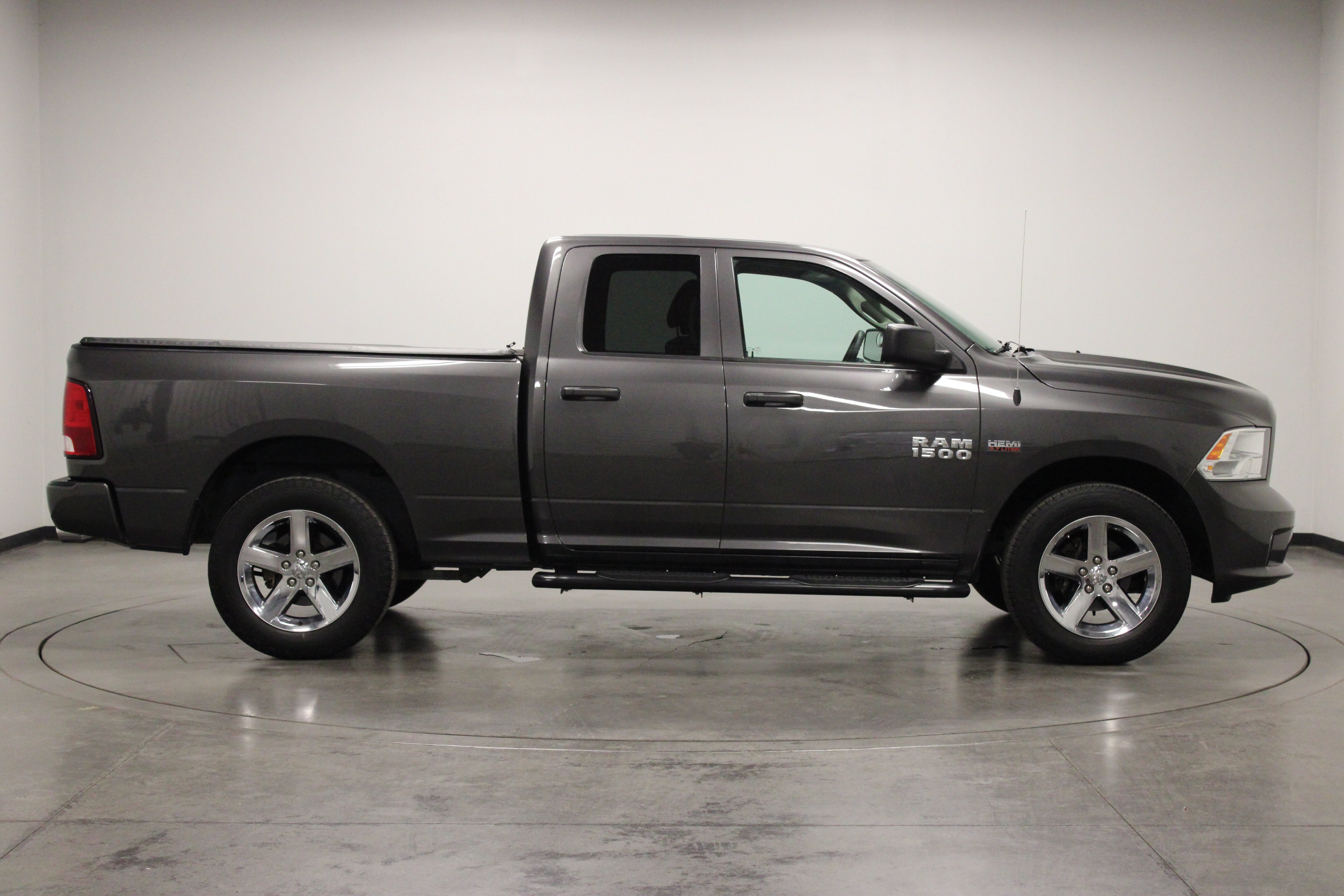 Used 2017 Granite Crystal Metallic Clearcoat Ram Express image 9