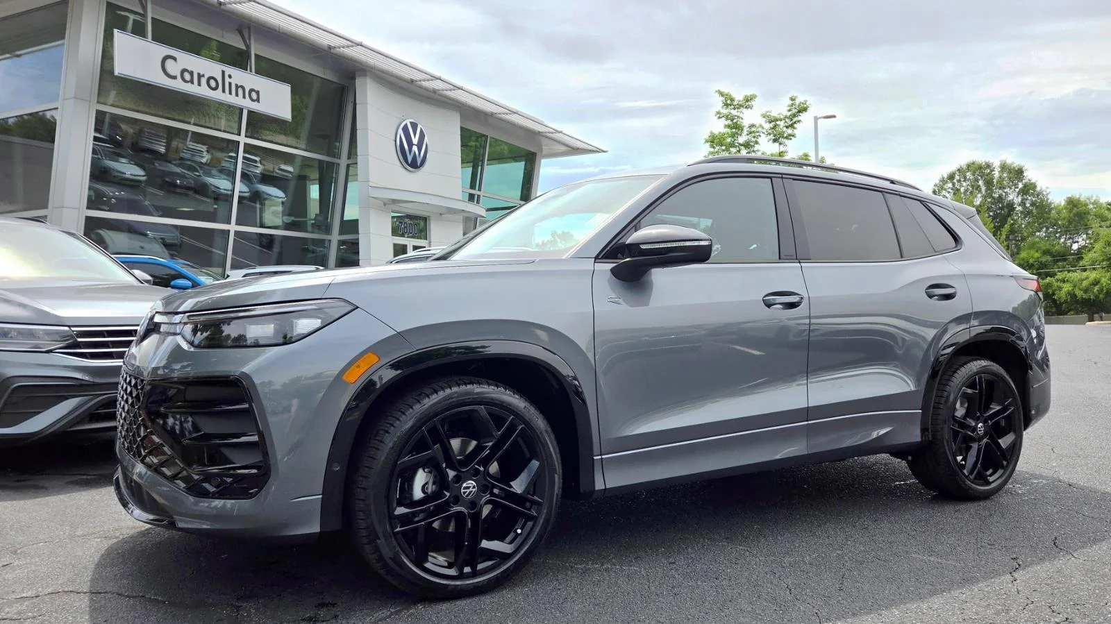 2026 Volkswagen Tiguan 2.0T SE R-Line Black's photo