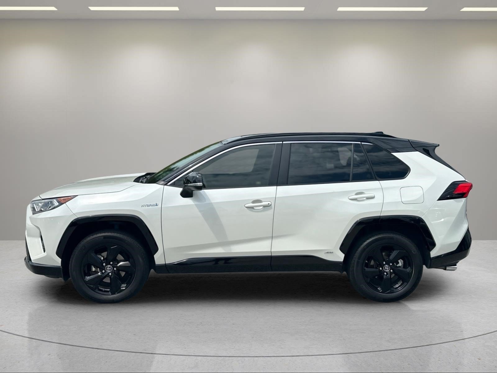 Used 2019 Blizzard Pearl Toyota Hybrid XSE image 2
