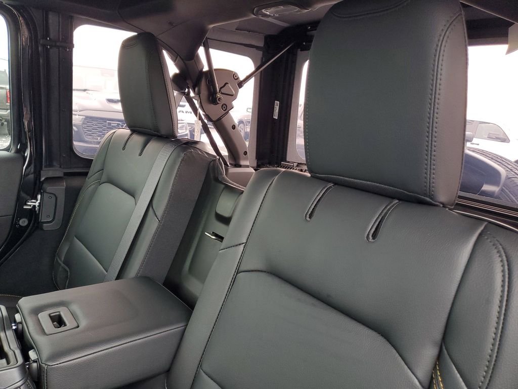 New 2026 Black Clear-Coat Exterior Paint Jeep Sahara image 11