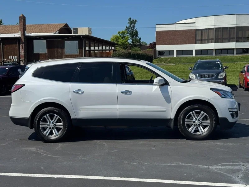 Used 2017 Chevrolet Traverse 2LT with VIN 1GNKVHKD8HJ258336 for sale in Waterloo, IL