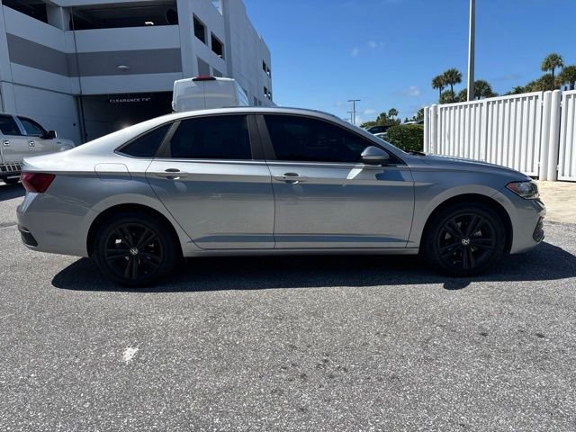 Used 2022 Silver Volkswagen 1.5T SE image 2