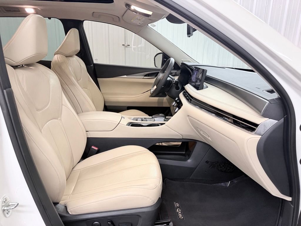 Used 2023 White INFINITI LUXE image 43