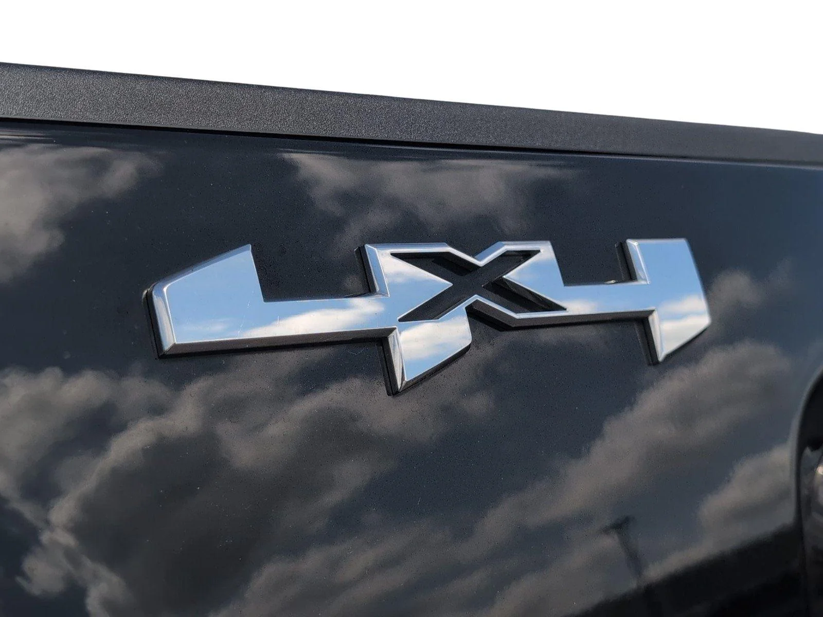 Used 2022 Onyx Black GMC SLE image 6